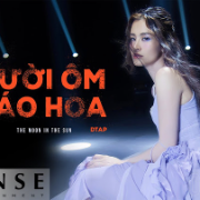 người ôm pháo hoa